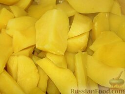 Горчичный картофель: Очистить картофель и порезать крупными дольками (на 4 части). Отварить картофель в подсоленной воде, следить, чтобы не разварился.