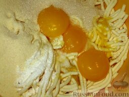 Сырник с клубникой: Отделить яичные белки от желтков. Творог пропустить через мясорубку.   Добавить к творогу сахар, манку, разрыхлитель и желтки.