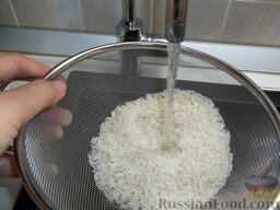 Роллы с семгой, сыром и огурцом: Рис вымойте под проточной водой. Положите его в кастрюлю, добавьте соль, сахар, уксус, залейте водой и варите до готовности. Затем дайте рису остыть.   Чтобы сохранилась структура зерен, рис ни в коем случае не перемешивайте.