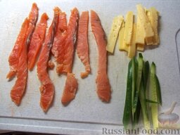 Роллы с семгой, сыром и огурцом: Красную рыбу, огурец, сыр нарежьте тонкими полосками.