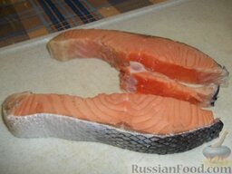 Соленая красная рыба: Вымойте стейк рыбы, высушите бумажной салфеткой и отрежьте хребет.