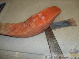 Соленая красная рыба: Снимите с рыбки шкурку. Аккуратными движениями отрежьте ножом шкурку от филе.