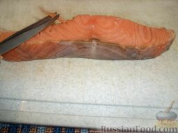 Соленая красная рыба: С каждой филейной части пинцетом удалите кости. Для их удаления я использую обычный пинцет для бровей.