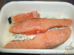 Соленая красная рыба: Каждую филейную часть обмажьте смесью из соли и сахара, и выложите в судочек.