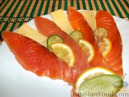 Соленая красная рыба: С просоленной рыбы смойте остатки соли, нарежьте филе кусочками и подавайте.