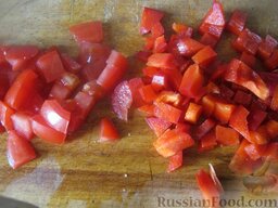 Греческий салат на скорую руку: Помыть и очистить от семян сладкий перец. Нарезать соломкой или кусочками. Помидоры помыть, нарезать дольками или крупными кубиками.