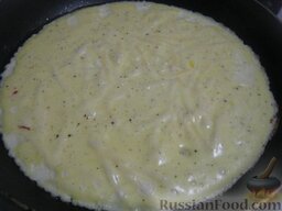 Омлетный рулет с сыром: Противень или большую сковороду разогреть, смазать растительным маслом (или растопить сливочное). Вылить яичную массу.   Выпекать в разогретой духовке около 10 минут при температуре 180 градусов.