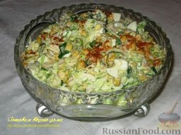 Салат с курицей и капустой: Выложить салат в салатницу. Сверху можно немного посыпать паприкой.   Приятного аппетита!