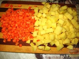Овощной суп с кукурузой и цветной капустой: Нарезать кубиками картофель. Мелкими кубиками нарезать морковь.   Вкинуть картофель и морковь в кипящую воду или бульон и варить 15 минут.