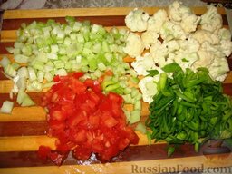Овощной суп с кукурузой и цветной капустой: Разобрать цветную капусту на соцветия. Нарезать кубиками помидор и стебли сельдерея. Мелко порезать зеленую часть лука-порея.  В суп вкинуть остальные нарезанные овощи, добавить кукурузу и тушеные лук и перец.   Посолить по вкусу, добавить специи. Варить суп 10 минут. В конце добавить рубленый укроп.