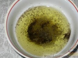 Кабачки "Провансаль": В оливковое масло добавить соль и перец. Размешать.