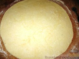 Пирог с ревенем на творожном тесте: Раскатать тесто в круг  большего диаметра, чем форма для тарта, в которой будем печь. Края можно подровнять фигурным ножом.