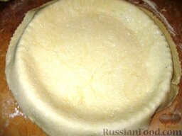 Пирог с ревенем на творожном тесте: Смазать форму маслом и с помощью скалки перенести тесто. Края должны свисать.
