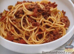 Спагетти с мясным соусом: Тем временем отварить спагетти в подсоленной воде до готовности, согласно инструкции на упаковке.   Откинуть готовые спагетти на дуршлаг и выложить в сотейник с соусом. Перемешать. Подавать спагетти с томатно-мясным соусом сразу же.    Приятного аппетита!