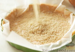 Тыквенный пирог: Накрыть тесто бумагой для выпечки, насыпать сверху рис.