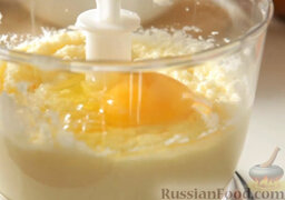 Тыквенный пирог: Добавить яйцо и еще раз взбить.