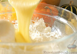 Тыквенный пирог: В миску насыпать просеянную муку, добавить пряности, соль, погашенную соду. Добавить масляную смесь.