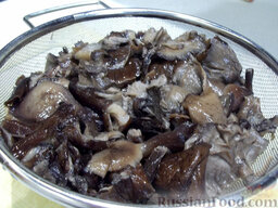 Грибы, жаренные с луком: Размороженные грибы выложите в сито и промойте под проточной водой.