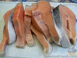 Красная рыба, запеченная в духовке: Рыбу помойте, почистите чешую и порежьте порционно.
