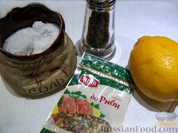 Красная рыба, запеченная в духовке: Сделайте маринад. Для этого выдавите сок лимона, добавьте приправу для рыбы, соль и смесь свежемолотых перцев.