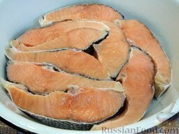 Красная рыба, запеченная в духовке: Рыбу компактно положите в миску.