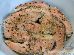 Красная рыба, запеченная в духовке: Залейте маринадом и оставьте мариноваться на 3 часа.
