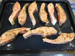 Красная рыба, запеченная в духовке: Рыбу выложите на противень и отправьте запекаться в разогретый до 180 градусов духовой шкаф на 20 минут.