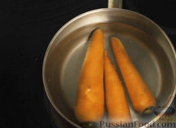 Салат Оливье (Столичный): Морковь хорошо вымыть, залить кипящей водой и отварить до готовности (20-25 минут).