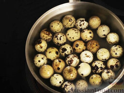 Салат Оливье (Столичный): Перепелиные яйца отварить вкрутую (4-5 минут).    Куриную грудку залить кипящей водой, отварить до готовности (около 30 минут).