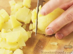Салат Оливье (Столичный): Картофель остудить, очистить и нарезать мелкими кубиками.