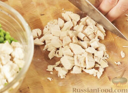 Салат Оливье (Столичный): Куриное филе нарезать средними кубиками. Добавить в салат.