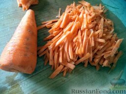 Плов праздничный: Морковь почистить, помыть, нарезать тонкой соломкой.