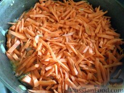 Плов праздничный: Выложить равномерно морковь.  Аккуратно и медленно влить 1 стакан холодной воды (не нарушить слой морковки). Довести до кипения. Закрыть крышкой казан, тушить 15 минут.