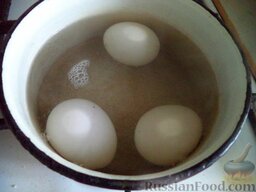 Легкий салат из капусты: Отварить вкрутую яйца. Для этого поместить яйца в кастрюльку, залить холодной водой, посолить. Поставить кастрюльку на огонь. Довести до кипения. Варить на среднем огне 10 минут. Аккуратно слить кипяток, залить яйца холодной водой. Охладить.