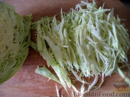 Легкий салат из капусты: Молодую капусту нашинковать соломкой.