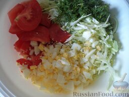 Легкий салат из капусты: Все овощи и яйца соединить в салатнице. Посолить.