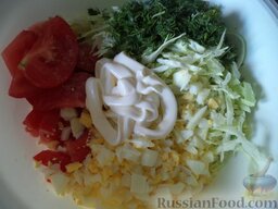 Легкий салат из капусты: Заправить салат сметаной (растительным маслом или майонезом).