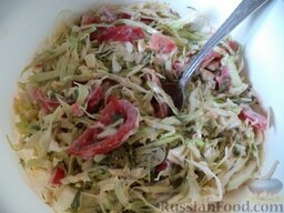 Легкий салат из капусты: Хорошо перемешать салат и можно подавать.  Приятного аппетита!