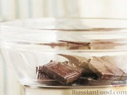 Брауни с орехами и морской солью: Кусочки шоколада растопить на водяной бане.