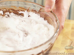 Брауни с орехами и морской солью: Белки взбить с оставшимся сахаром в густую пену. Добавить к шоколадной массе.