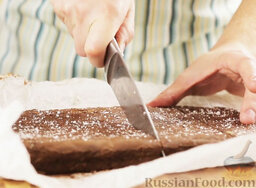 Брауни с орехами и морской солью: Нарезать корж прямоугольными кусочками.