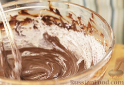 Брауни с орехами и морской солью: Соединить взбитые желтки с шоколадной массой. Перемешать.