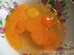 Гренки "Простецкие": В миску вбить куриные яйца.