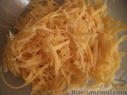 Спагетти с сыром и яйцами: Тем временем натереть твердый сыр на крупной терке.