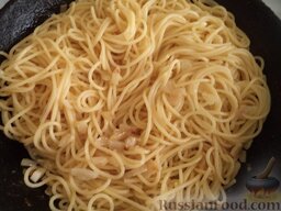 Спагетти с сыром и яйцами: В сковороду к обжаренному луку выложить макароны. Перемешать и обжаривать несколько минут.