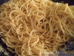 Спагетти с сыром и яйцами: Выложить сыр с яйцами. Перемешивать, жарить 1-2 минуты.