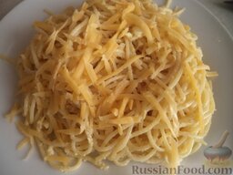 Спагетти с сыром и яйцами: Макароны выложить в тарелку, посыпать тертым сыром.