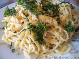 Спагетти с сыром и яйцами: Спагетти с сыром готовы! Подавать со свежей зеленью.  Приятного аппетита!