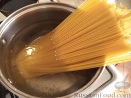 Спагетти с сыром и яйцами: Вода вскипела. Посолить, добавить 1 столовую ложку растительного масла. Выложить макароны.