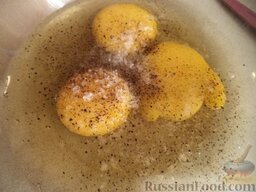 Спагетти с сыром и яйцами: В миску вбить куриные яйца. Посолить, поперчить.